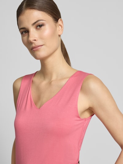 Frauenmodel trägt Top mit V-Ausschnitt Modell 'Marica' von Soyaconcept, Lyocell-Elasthan-Mix, Slim Fit, rosa, Nahaufnahme Oberkörper. Rückenlänge bei Größe S: 60 cm.
