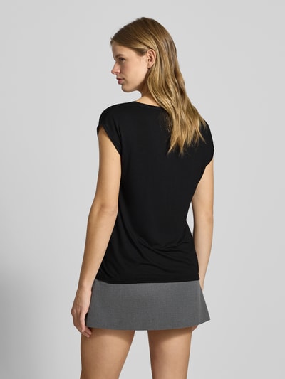 Frauenmodel trägt T-Shirt mit Stretch-Anteil Modell 'Billo' von PIECES, Viskose-Elasthan-Mix, taillierter Schnitt, kurze Ärmel, Rückenlänge 58 cm, Ganzkörperansicht Rückansicht.