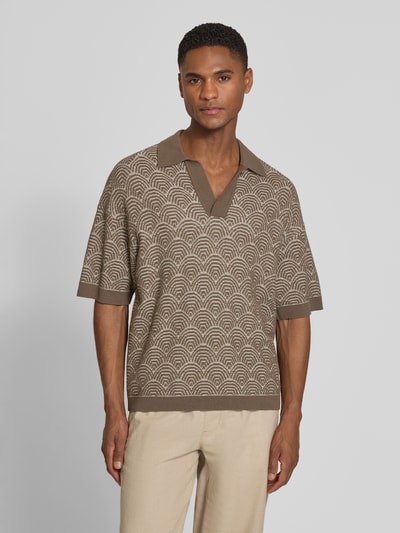 Männermodel trägt Relaxed Fit Poloshirt mit V-Ausschnitt Modell 'LAURENZZO' von Drykorn, Baumwoll-Mix, Allover-Look, Ganzkörperansicht von vorne. Rückenlänge bei Größe M: 67 cm.