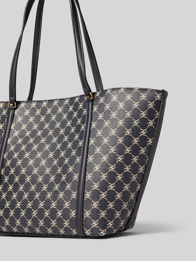 Produktfoto, Tote Bag mit Magnetverschluss Modell 'PORTA' von MANGO mit Allover-Label-Print, schwarz-beige, strukturierte Oberfläche