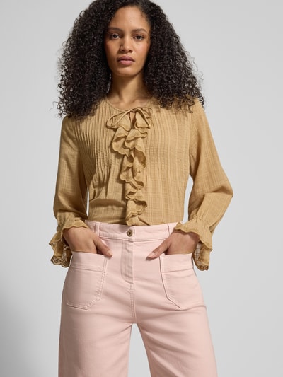 Vrouwenmodel draagt 'Hose mit verkürzter Passform mit aufgesetzten Taschen' van Jake*s Casual in lichtroze met opgestikte en achterzakken, knoop- en ritssluiting, taillewijdte 37 cm, binnenbeenlengte 68 cm, cropped fit, detailopname bovenlichaam.