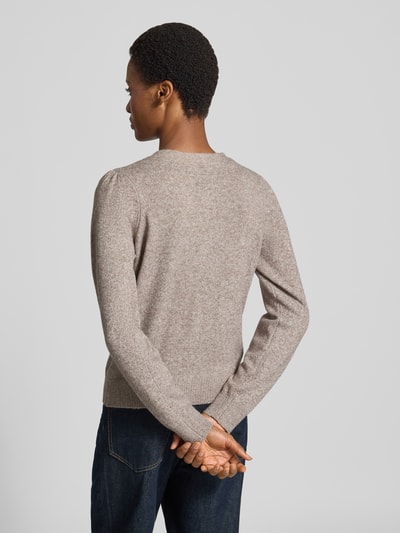 Vrouwenmodel draagt Regular fit gebreid jack met v-hals model 'DOFFY' van VERO MODA in beige, Dames, achteraanzicht op volledige lengte.