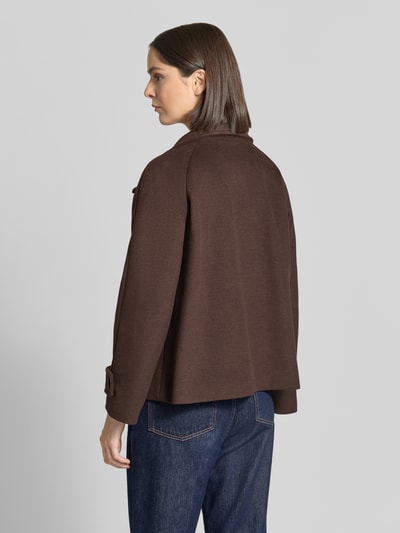 Frauenmodel trägt Jacke mit Pattentaschen Modell 'JOLINO' von CINQUE in Braun, Material-Mix mit Viskose-Anteil, Ganzkörperansicht Rückansicht.