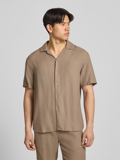 Männermodel trägt Regular Fit Freizeithemd aus Viskose-Leinen-Mix Modell 'LATHAM' von Only & Sons, unifarben, strukturierte Optik, Resortkragen, durchgehende Knopfleiste, Kurzarm, Ganzkörperansicht von vorne.