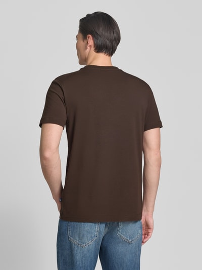 Męski t-shirt z mieszanki bawełny z dodatkiem streczu, krój straight fit, model 'Carlonito' od JOOP! Collection, okrągły dekolt, detal z logo, długość tyłu w rozmiarze M: 71 cm, jednolity brąz, gładka struktura, męski model, całkowity widok z tyłu.
