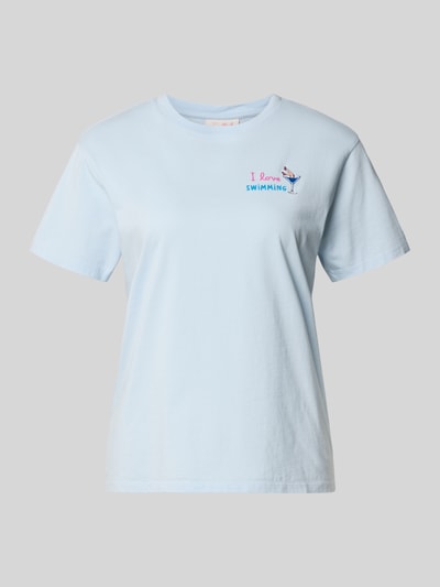 Produktfoto, hellblaues Damen T-Shirt mit Farbmix aus Rosa, Blau und Weiß, Motiv- und Statement-Stitching, Reine Baumwolle, Regular-Fit, Rundhalsausschnitt, T-Shirt mit Motiv- und Statement-Stitching Modell 'EMILIE' von MC2 Saint Barth