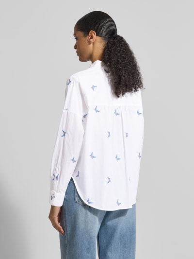 Männermodel trägt Regular Fit Bluse mit Stitchings Modell 'LUCY' von 0039 Italy, czysta bawełna, krój regular fit, widok z tyłu