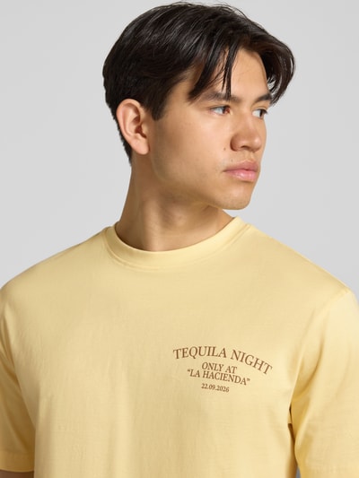 Männermodel trägt Regular Fit T-Shirt aus reiner Baumwolle Modell 'FRED' von Only & Sons, Optik: Unifarben, Motiv-Print, Rundhals, Kurzarm, Jersey, Nahaufnahme Oberkörper.