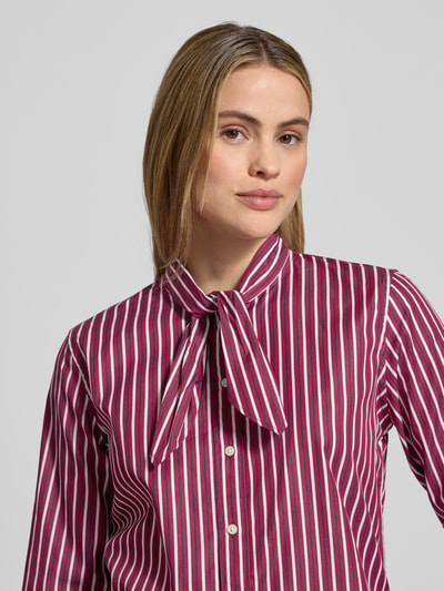 Vrouwenmodel draagt Overhemdblouse met knoopsluiting Model 'NUSILA' van Lauren Ralph Lauren, puur katoen, los model, strikdetail, Nahaufnahme bovenlichaam.