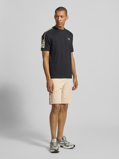 Mannelijk model draagt Shorts mit elastischem Bund van EA7 Emporio Armani, katoenmix, regular fit, volledig vooraanzicht