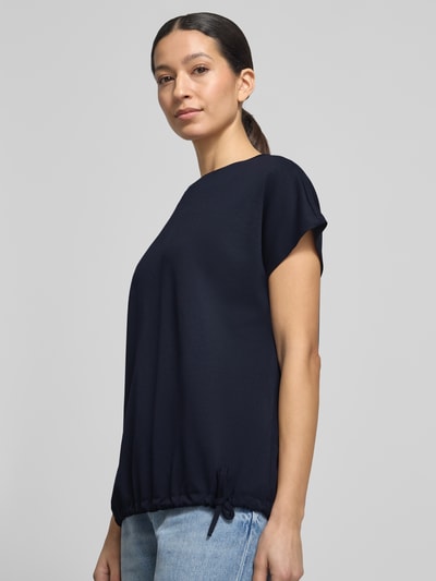 Frauenmodel trägt Damen T-Shirt mit Rundhalsausschnitt von Soyaconcept in Dunkelblau, Material-Mix mit Modal-Anteil, Regular-Fit, Kappärmel, Tunnelzug, Ganzkörperansicht von vorne.