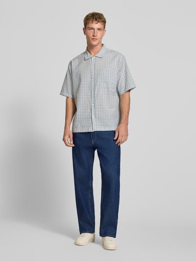 Männermodel trägt Loose Fit Jeans im 5-Pocket-Design Modell 'EDDIE' von JACK & JONES, reine Baumwolle, Ganzkörperansicht von vorne.