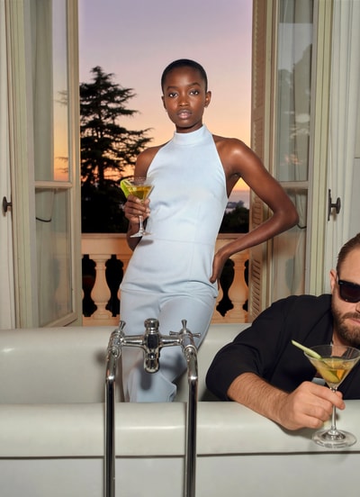 Frauenmodel trägt hellblauen Jumpsuit mit Neckholder-Oberteil von SIC curated by Vicky Heiler, tailliert, ausgestelltes Bein, Ganzkörperansicht von vorne.