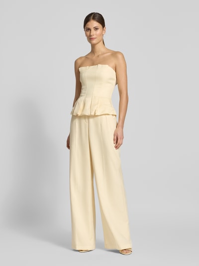 Frauenmodel trägt Slim Fit Top mit gelegten Falten von Jake*s Cocktail, schulterfrei, Nahtreißverschluss, cremefarben, Ganzkörperansicht von vorne.