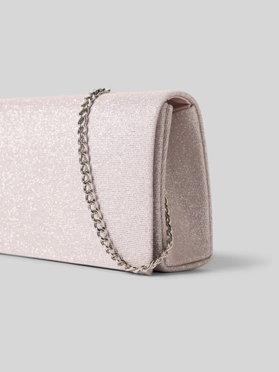 Produktfoto, Clutch mit Allover-Glitzerbesatz von Jake*s Cocktail in hellem Rosa, rechteckige Form, feine Glitzertextur, silberner Kettenriemen, Magnetverschluss, Hauptfach mit Überschlag, Maße ca. 20x11x4 cm, Schulterriemen 113 cm.