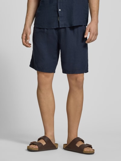 Männermodel trägt Shorts aus Leinen-Viskose-Mix Modell 'MALVIN' von Blend, Regular-Fit, Elastischer Bund, Eingrifftaschen, Farbe Dunkelblau, Ganzkörperansicht von vorne. Kontext: Herren Shorts, Bundweite 37 cm, Innenbeinlänge 23 cm.