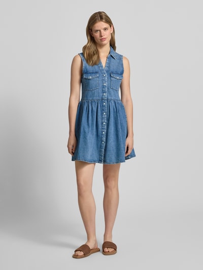 Modelka kobieca ma na sobie Tailliert Jeanskleid aus reiner Baumwolle Modell 'CYRUS' od Only, denim, bez rękawów, mini, przód, ujęcie całopostaciowe.