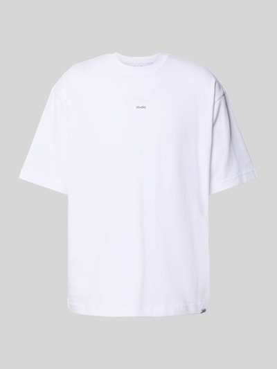 Produktfoto, weißes Regular Fit T-Shirt aus reiner Baumwolle von SEIDENSTICKER STUDIO mit Rundhalsausschnitt und Label-Details vor grauem Hintergrund