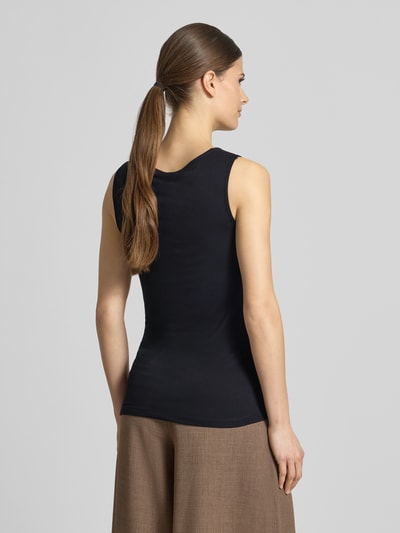 Frauenmodel trägt Top mit V-Ausschnitt Modell 'Marica' von Soyaconcept aus Lyocell-Elasthan-Mix, Slim-Fit, Rückenlänge 60 cm, Ganzkörperansicht Rückansicht.
