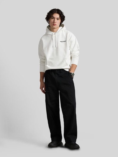Męski model nosi Regular Fit Weite Hose aus reiner Baumwolle od Polo Ralph Lauren, czarny, bawełna, widok całej sylwetki z przodu.