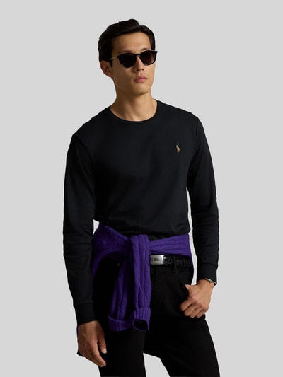 Männermodel trägt schwarzes Regular Fit Langarmshirt aus reiner Baumwolle Modell 'PIMA' von Polo Ralph Lauren, Nahaufnahme Oberkörper, Herren Langarmshirt.