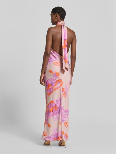 Frauenmodel trägt Abendkleid mit tiefem Rückenausschnitt von Swing aus Satin im floralen Muster, Maxikleid, Körpernaher-Schnitt, Ganzkörperansicht Rückansicht. Rückenlänge 132 cm, Brustweite 32 cm.