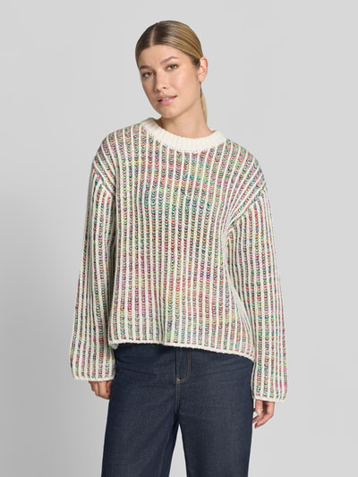 Frauenmodel trägt Strickpullover mit Rundhalsausschnitt Modell 'ANILA' von ICHI, Grobstrick, bunte Baumwoll-Mix-Streifen, Ganzkörperansicht von vorne.