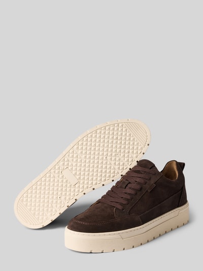 Produktfoto, Sneakersy z naturalnej skóry model 'IVAR-102' od PS Poelman, brązowy kolor, fakturowana podeszwa, krój zaokrąglony, wiązanie, wysokość obcasa w rozmiarze 44: 3 cm, wysokość cholewki w rozmiarze 44: 8 cm, szerokość cholewki w rozmiarze 44: 8 cm