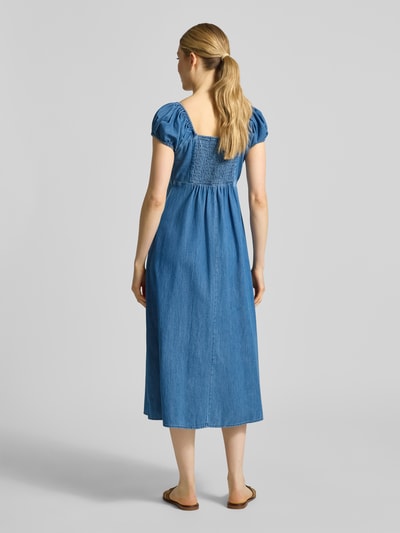Vrouwenmodel draagt Midikleid mit Puffärmeln van GAP in blauw, getailleerde fit, hartvormige halslijn, ruches, pofmouwen, vetersluiting, ruglengte maat S 102 cm, buste 40 cm, mouwlengte 12 cm, lichaamslengte van achteren