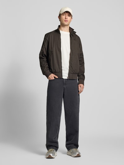 Mannelijk model draagt Jacke mit Stehkragen und Reißverschluss van G-Star Raw van katoenmix, regular fit, donkere tinten, ganzkörperaanzicht van voren. Ruglengte maat M: 67 cm, schouderbreedte: 48 cm, borstwijdte: 55 cm, mouwlengte: 70 cm.