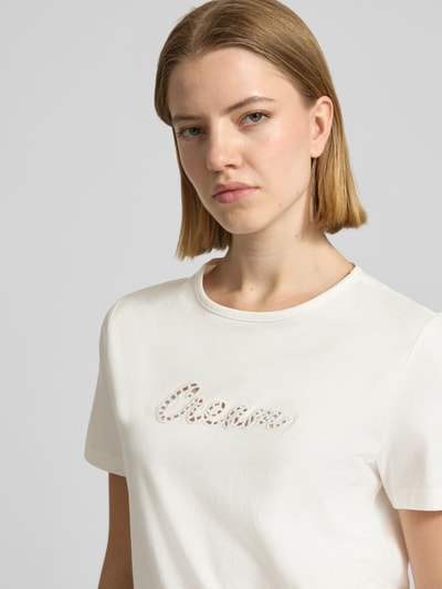 Frauenmodel trägt Damen T-Shirt von Vero Moda, Modell 'MIRANDA', Optik: Unifarben, Regular-Fit, Lochstickerei, Rundhals, Kurzarm, Jersey, Reine Baumwolle, Nahaufnahme Oberkörper.