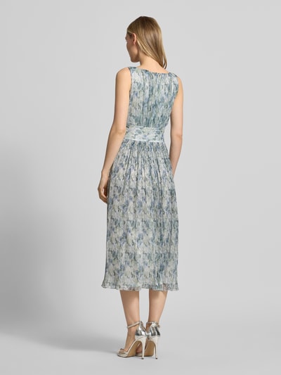 Frauenmodel trägt Cocktailkleid mit U-Boot-Ausschnitt von Swing, Taillierte Passform, Midikleid, feines florales Muster, Rückenlänge 118 cm, Rückenansicht
