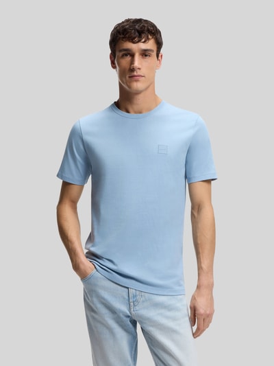 Mannenmodel draagt Regular Fit T-shirt uit puur katoen model 'TALES' van BOSS Orange, look: effen, labelpatch, ronde hals, korte mouw, jersey, Nahaufnahme Oberkörper.
