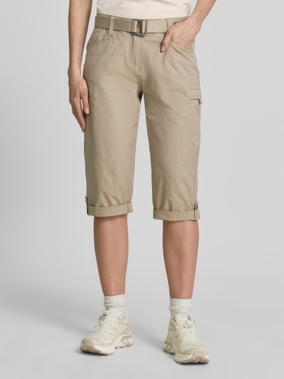 Frauenmodel trägt Bermudas mit Pattentaschen und Saum mit fixiertem Aufschlag von G.I.G.A. DX in Beige mit Gürtel, Straight Fit, vorne zu sehen, Ganzkörperansicht von vorne.