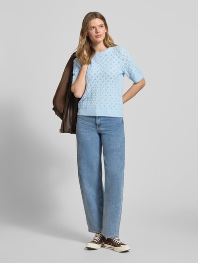 Frauenmodel trägt Regular Fit Pullover mit Woll-Anteil Modell 'LELOU' von Pieces, Optik: Unifarben, Strick, Rundhals, Kurzarm, gerippte Abschlüsse, Hellblau, Ganzkörperansicht von vorne.
