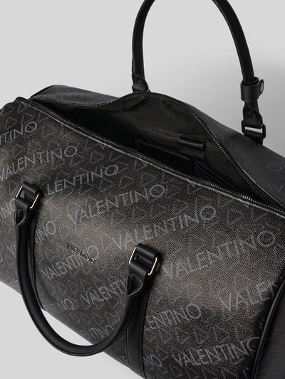Produktfoto, Weekender mit Allover-Logo-Print Modell 'Zefir' von VALENTINO BAGS, czarne odcienie, fakturowana powierzchnia, szerokość w rozmiarze 49 cm, długość 28 cm, głębokość 30 cm, długość paska 140 cm, główna komora na zamek, odpinany pasek na ramię