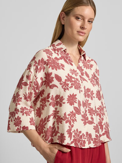 Frauenmodel trägt Relaxed Fit Bluse mit 3/4-Arm Modell 'Vildana' von MSCH Copenhagen aus Viskose-Mix im Allover-Look, creme-rot, Nahaufnahme Oberkörper.