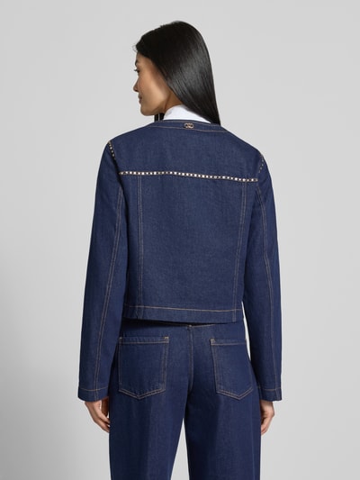 Frauenmodel trägt Jacke aus reiner Baumwolle in Denim-Optik Modell 'Kate' von Liu Jo White, Strasssteinbesatz, Ganzkörperansicht Rückansicht.