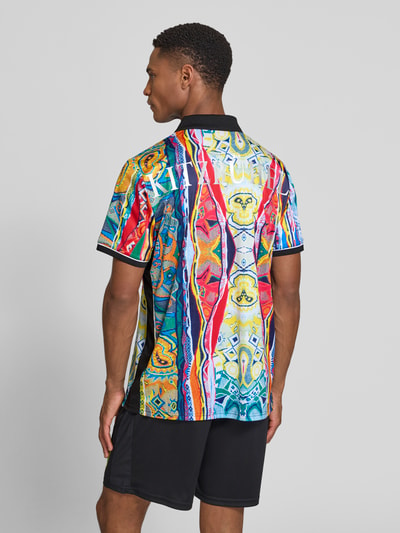 Männermodel trägt Regular Fit T-Shirt mit V-Ausschnitt von COLUCCI in buntem Muster mit Umlegekragen, Rückansicht Ganzkörperansicht.