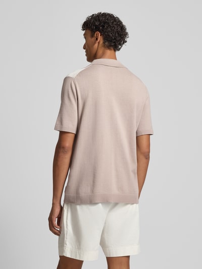 Männermodel trägt Regular Fit vrijetijdsoverhemd met kentkraag model 'Galvo' van JOOP! collectie, puur katoen, ruglengte maat M 68 cm, schouderbreedte 46 cm, mouwlengte 26 cm, knoopsluiting, lichtbeige tint, textuur effen, ganzkörperansicht rückansicht.