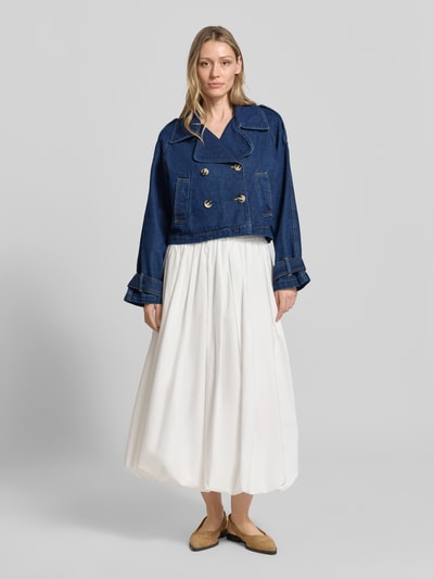 Frauenmodel trägt Regular Fit Trenchcoat aus Baumwoll-Mix Modell 'LELOU' von Vero Moda, ciemnoniebieski, biała spódnica, Ganzkörperansicht von vorne