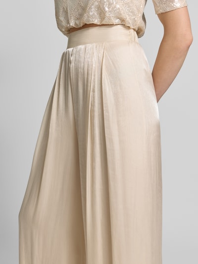 Frauenmodel trägt Wide Leg Hose aus fließendem Stoff mit elastischem Bund von Rinascimento, schimmernd, beigefarben, Nahaufnahme Oberkörper.