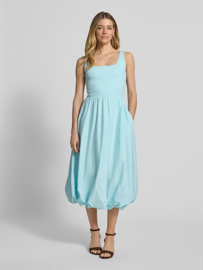 Frauenmodel trägt Knielanges Bubble Kleid mit Karree-Ausschnitt von Rich & Royal in Hellblau, Baumwoll-Mix mit Stretch-Anteil, A-Linie, Feinripp, Ganzkörperansicht von vorne.