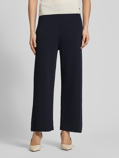 Frauenmodel trägt Jogpants aus Viskose-Mix mit elastischem Bund von Christian Berg Woman Selection, dunkelblau, Straight Fit, Nahaufnahme Oberkörper.