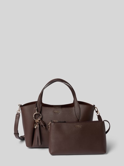 Produktfoto, Handtasche in Leder-Optik Modell 'MELODY' von GUESS, braune strukturierte Oberfläche, Magnetverschluss, Logo-Detail, abnehmbarer Schulterriemen, 33x23x12 cm, Schulterriemen 122 cm.