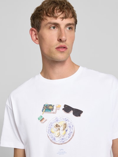 Männermodel trägt Herren T-Shirt mit Motiv-Print und Rundhalsausschnitt von BLKVIS, Regular-Fit, Label-Detail, Nahaufnahme Oberkörper. Rückenlänge bei Größe M: 69 cm.