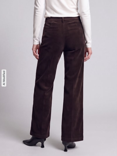 Frauenmodel trägt Regular Fit Cordhose mit angedeuteten Taschen Modell 'AMELIE' von CAMBIO, dunkelbraune Farbe, Ganzkörperansicht Rückansicht, KI-modifiziertes Bild.