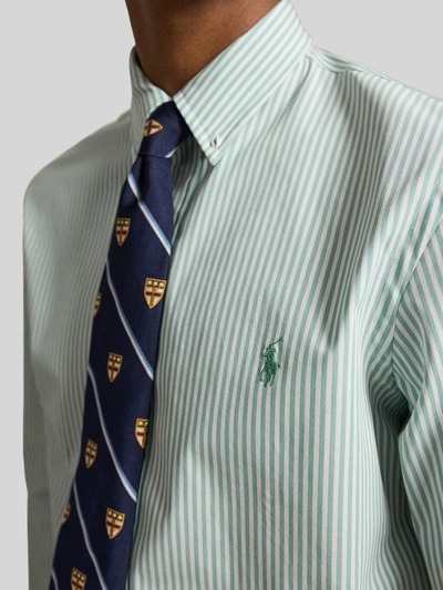 Männermodel trägt Slim Fit Freizeithemd aus Baumwoll-Mix von Polo Ralph Lauren, Optik:Allover-Muster, gestreift, Logo-Stitching, Nahaufnahme Oberkörper.