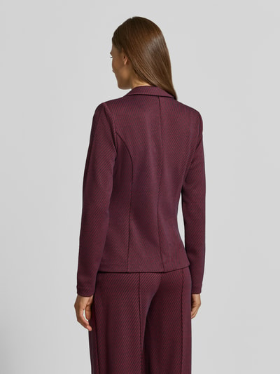 Vrouwenmodel draagt bordeauxroze blazer met structuurpatroon, Reverskraag, paspelzakken, knoopsluiting, Model 'Kate' van ICHI, getailleerde pasvorm, elastische materiaalmix met viscose, ruglengte maat S 59 cm, borstwijdte 38 cm, mouwlengte 63 cm, Ganzkörperansicht Rückansicht.