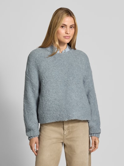 Frauenmodel trägt Pullover aus Leinen-Mix mit Alpaka-Anteil Modell 'Zolly' von American Vintage, Strick-Optik, Relaxed Fit, Nahaufnahme Oberkörper.